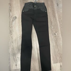 NWT Bebe Skinny Jeans - 27